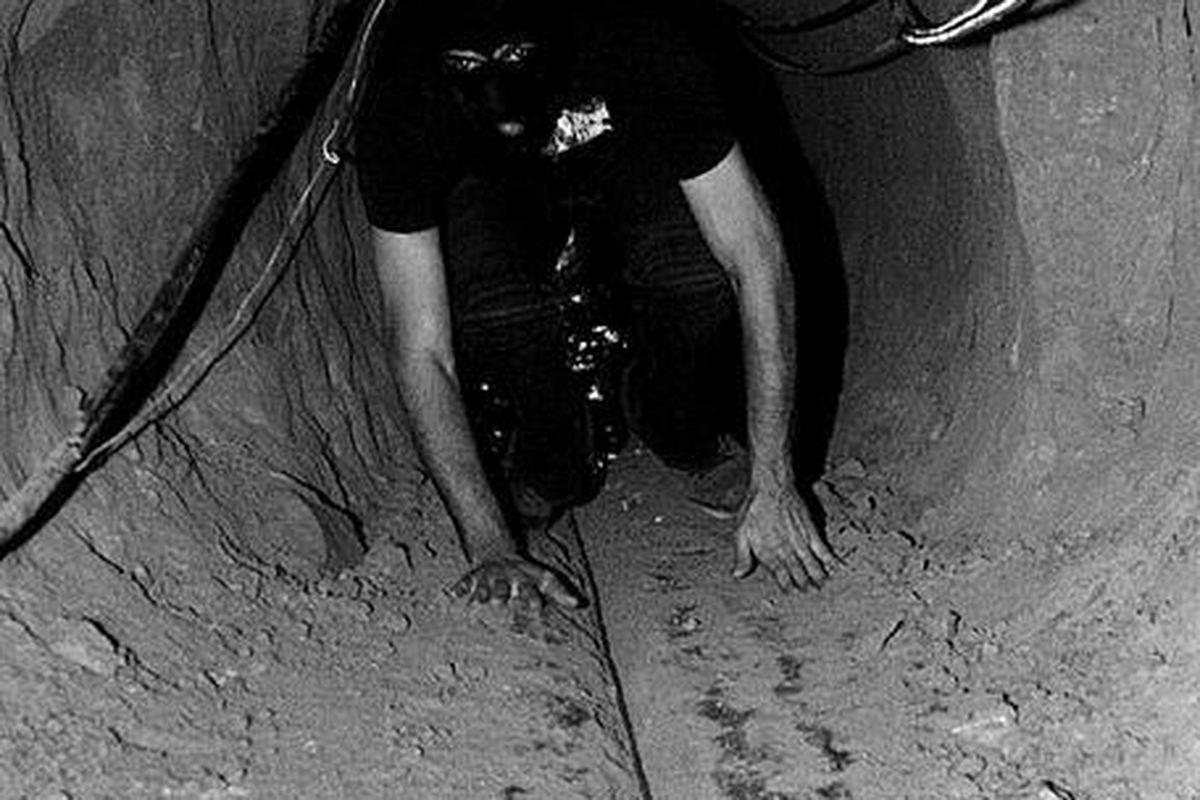 Pekerja Palestina menyelesaikan sebuah terowongan baru antara Jalur Gaza dan Mesir di kamp pengungsi Rafah, Jalur Gaza selatan, 29 September. Terowongan dibuat guna membantu warga Palestina menembus blokade Israel atas Jalur Gaza.  