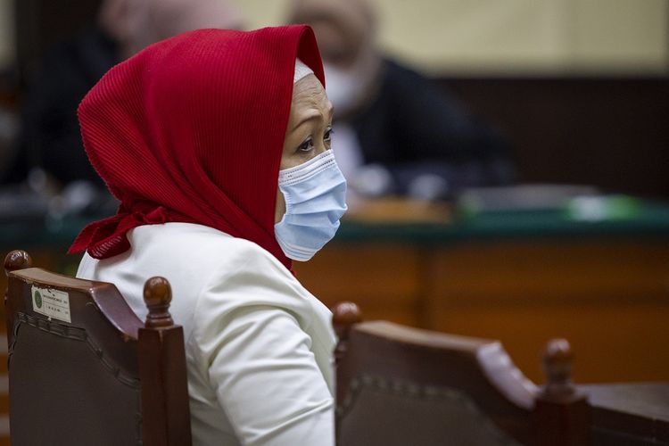 Terdakwa kasus surat jalan palsu Anita Dewi Kolopaking menjalani sidang pembacaan putusan di Pengadilan Negeri Jakarta Timur, Jakarta, Selasa (22/12/2020). Majelis Hakim memvonis Anita dengan hukuman dua tahun dan enam bulan penjara karena terbukti bersalah dalam kasus pemalsuan surat jalan, surat keterangan pemeriksaan COVID-19 dan surat rekomendasi kesehatan untuk Djoko Tjandra agar dapat masuk ke Indonesia. ANTARA FOTO/Dhemas Reviyanto/wsj.