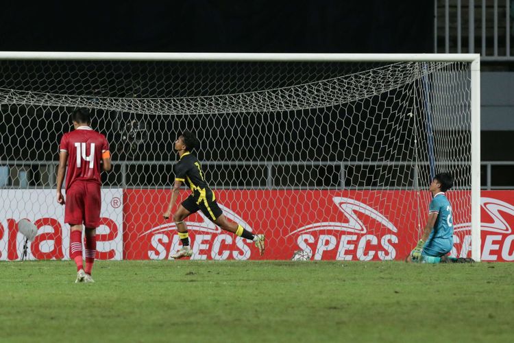 Pemain timnas U17 Malaysia Arami Wafiy berselebrasi usai membobol gawang Indonesia melalui tendangan penalti pada laga Kualifikasi Piala Asia U17 2023 di Stadion Pakansari, Kabupaten Bogor, Minggu (9/10/2022).