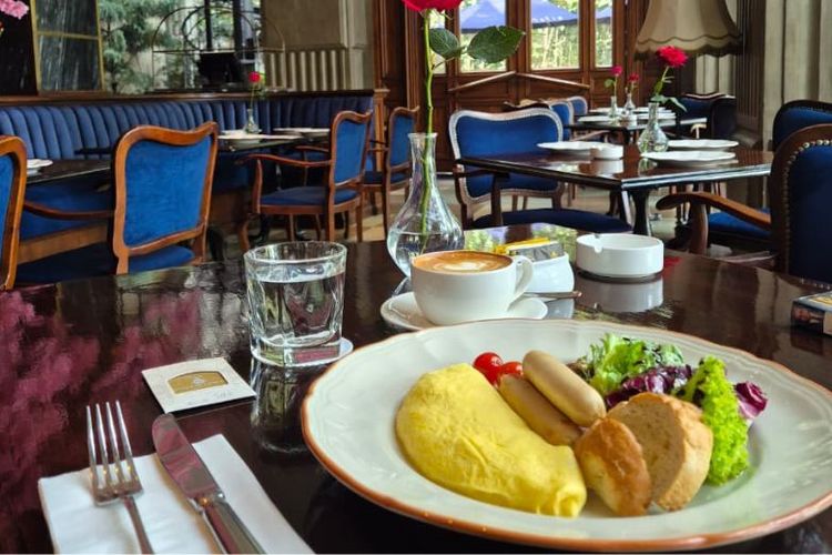 Sarapan di Sofia at The Gunawarman. Pilihan menunya ringkas dengan konsep à la carte, namun setiap hidangan disajikan dengan kualitas yang tetap terjaga.