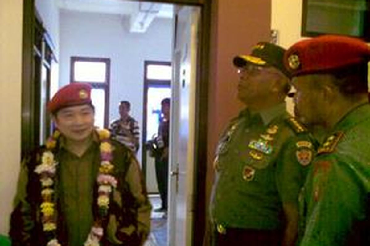 Menteri Perumahan Rakyat Suharso Monoarfa (kiri) dan KSAD Jenderal TNI George Toisutta (tengah) meninjau rusunawa Kopassus Cijantung yang baru saja diresmikan, Senin (8/2/2010)
