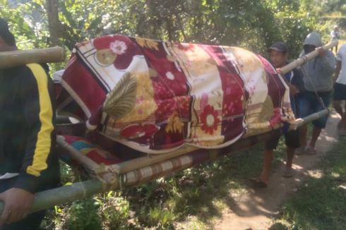 Akses Jalan Tertutup Longsor, Warga Sakit di Mamuju Sulbar Terpaksa Ditandu 17 Kilometer