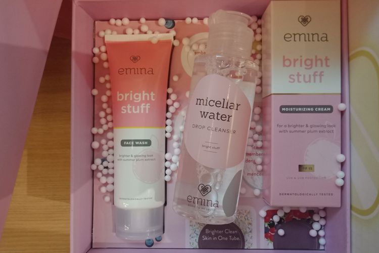 Rangkaian produk Emina Bright Stuff yang terdiri dari micellar water, moisturizing cream dan face wash.