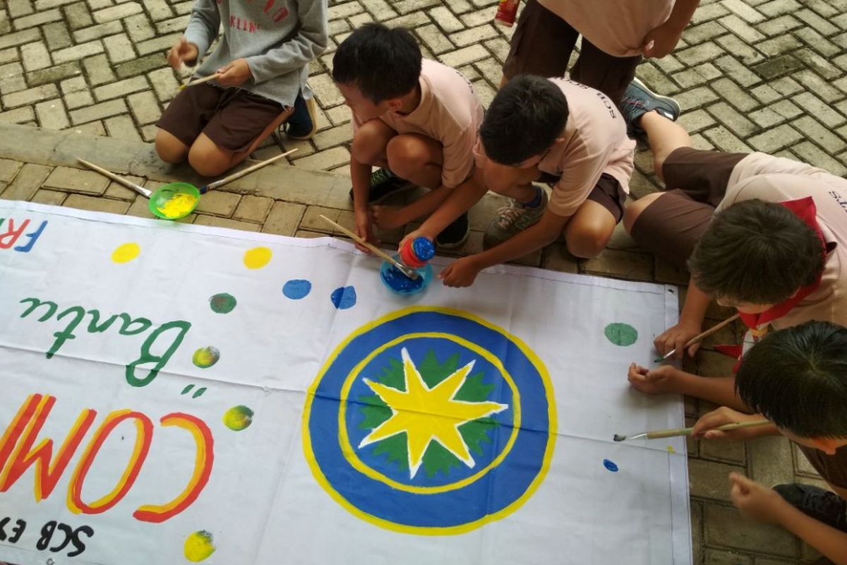 Siswa Cita Buana tengah mempersiapkan pameran seni dan lelang yang seluruh hasilnya akan disumbangkan pada gerakan Bantu Guru Melihat Dunia. 