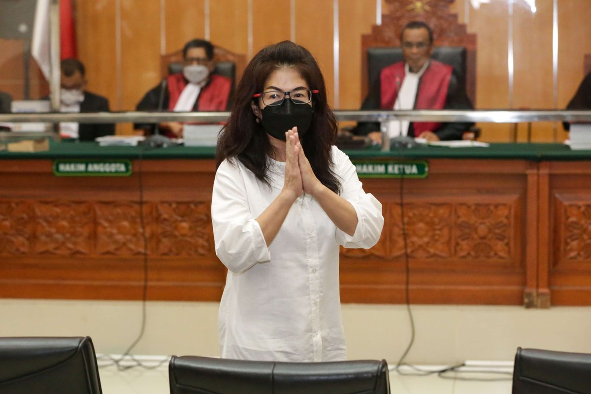 Terdakwa Linda Pujiastuti alias Anita Cepu menjalani sidang tuntutan kasus peredaran narkoba jenis sabu di Pengadilan Negeri Jakarta Barat, Senin (27/3/2023). Jaksa penuntut umum (JPU) menuntut hukuman 18 tahun penjara dan denda sebesar Rp 2 miliar terkait kasus sabu Teddy Minahasa.