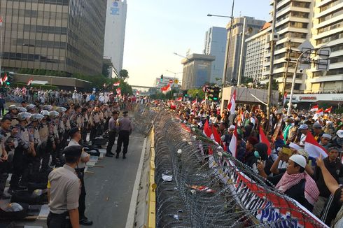 Demonstran Dorong-dorongan dengan Polisi hingga Lempar Melati 