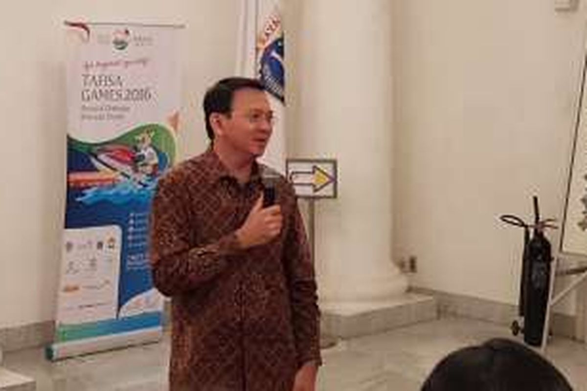 Gubernur DKI Jakarta Basuki Tjahaja Purnama saat memberi kata sambutan di hadapan Abang None Buku DKI Jakarta 2016 di Balai Kota DKI Jakarta, Jumat (14/10/2016).