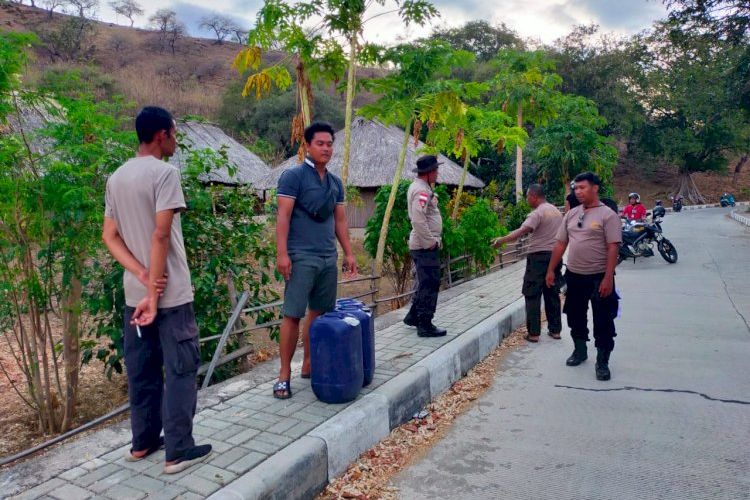 Anggota Polsek Insana Utara, Timor Tengah Utara, Nusa Tenggara Timur (NTT) sedang mengamankan tiga jeriken yang berisi BBM jenis Pertalite, yang akan diselundupkan ke Timor Leste