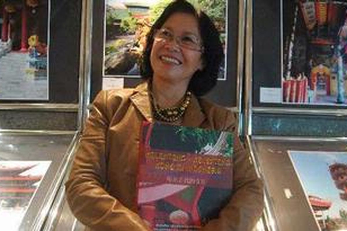 Asti Kleinsteuber berpose dalam peluncuran Buku Kelenteng-Kelenteng Kuno di Indonesia karangannya di Gedung Sapta Pesona, Kementerian Budaya dan Pariwisata, Jakarta, Kamis (27/1/2011). Buku yang menampilkan foto serta pemaparan mengenai lebih dari seratus Kelenteng kuno di Indonesia ini disusun selama dua tahun.