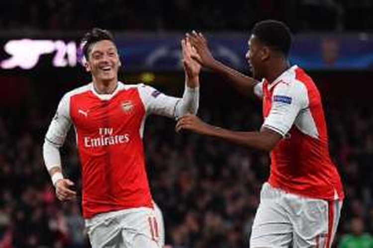 Mesut Oezil merayakan gol Arsenal ke gawang Ludogorets bersama Alex Iwobi pada pertandingan Grup A Liga Champions di Stadion Emirates, Selasa (19/10/2016). 