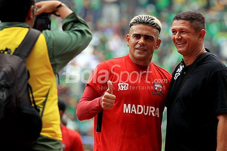 Striker Madura United, Cristian Gonzales (kiri), berpose dengan pelatih Gomes de Oliveira, menjelang laga melawan Persebaya Surabaya pada pekan ketiga Piala Presiden 2018 Grup C di Stadion Gelora Bung Tomo Surabaya, Jawa Timur (28/01/2018).