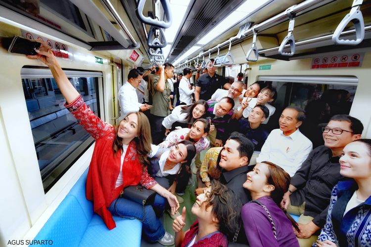 Presiden Joko Widodo berswafoto bersama sejumlah selebriti saat menjajal LRT Jabodebek dari Stasiun Jati Mulya ke Stasiun Dukuh Atas, Kamis (10/8/2023).