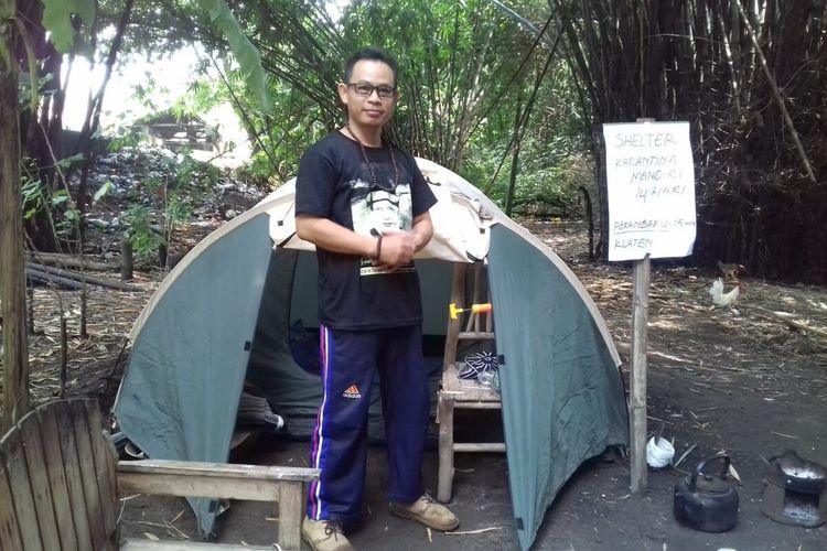 Abdulloh Al Mabrur (42), warga Dukuh Ngaran, Desa Mlese, Kecamatan Ceper, Kabupaten Klaten, Jawa Tengah jalani isolasi diri dengan mendirikan tenda di bantaran sungai desa setempat.