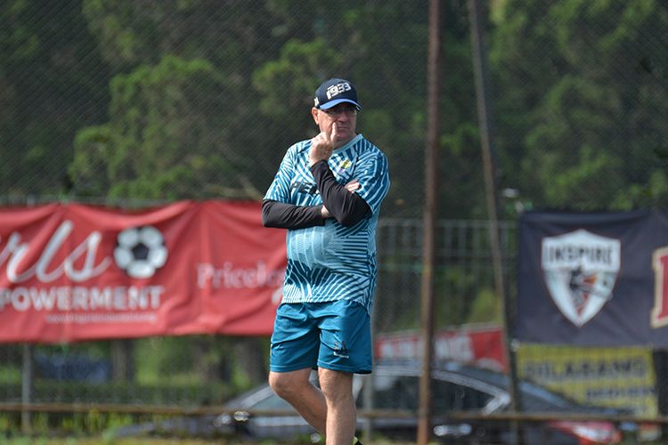 Pelatih Persib Bandung, Robert Rene Alberts, memantau sesi latihan timnya di Inspire Arena, Sabtu (21/3/2020). 