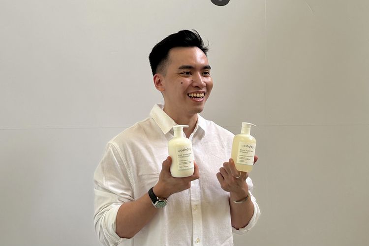 Hairstylist, Trichologist sekaligus Founder of Woshday, Rey Nathanael dalam Grand Launch of Woshday di Jakarta Selatan, Selasa (11/11/2025).