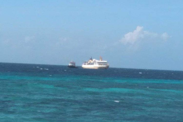 Sebuah tugboat mengevakuasi ratusan penumpang dan barang dari atas KM Oangrango yang mengalami gangguan kemudi di peraiaran laut Moa, Maluku Barat Daya, Senin (1/8/2022)