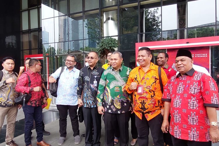 Sejumlah anggota tim hukum keluarga Gubernur Lukas Enembe mendatangi Gedung Merah Putih KPK guna melayangkan surat penolakan atau pengunduran diri istri dan anak Lukas sebagai saksi kasus dugaan suap, Senin (10/10/2022).