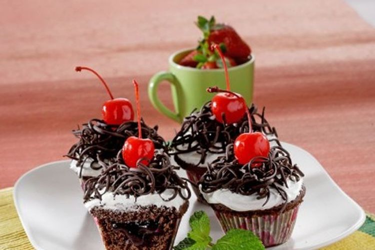 Ilustrasi black forest cupcake.