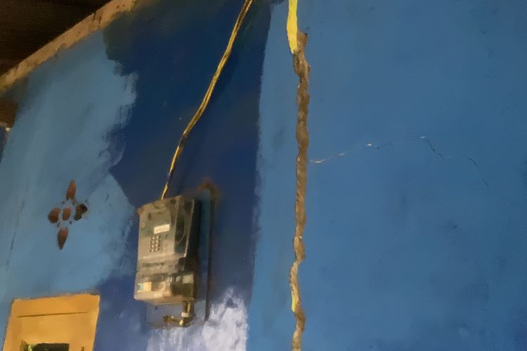 Retakan terjadi pada dinding rumah salah seorang warga di Kampung Cihonje RT 1 RW 6 Desa Sukamaju, Kecamatan Cikembar, Kabupaten Sukabumi, Jawa Barat, Rabu (4/12/2024).