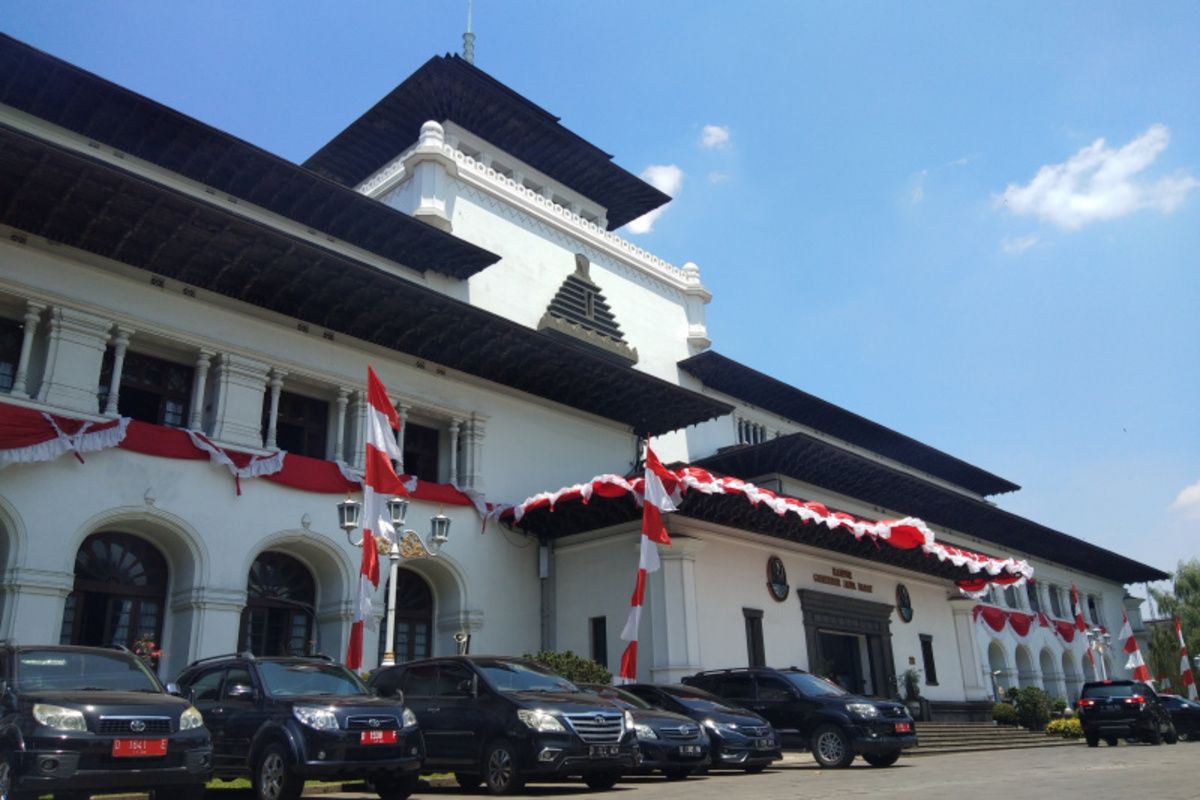 Aktivitas pegawai di Kantor Gubernur Jawa Barat atau Gedung Sate kembali berangsur normal setelah 40 pegawai dinyatakan positif Covid-19.