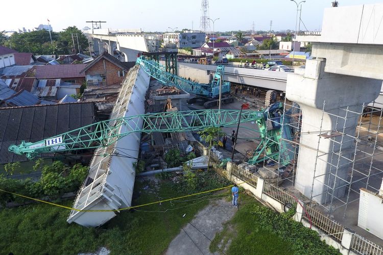 Dua alat berat yang mengangkut girder (steel box) pembangunan Light Rail Transit (LRT) terjatuh menimpa rumah di zona 5 pembangunan LRT Palembang, Sumatera Selatan, Selasa (1/8/2017). Balok girder (steel box) tersebut menimpa dua rumah warga dan mengakibatkan delapan orang luka ringan pada Selasa (1/8) dini hari. ANTARA FOTO/Nova Wahyudi/foc/17.