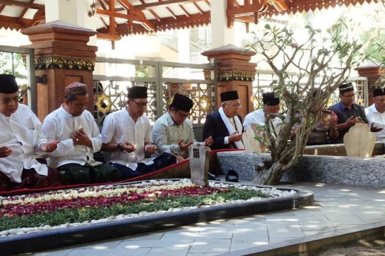 KH. Maruf Amin dan rombongan, bersama pengurus dan pengasuh Pesantren Tebuireng, Jombang, Jawa Timur, memanjatkan doa tawassul dan tahlil di makam pendiri NU, KH. Hasyim Asyari, Senin (3/9/2018).