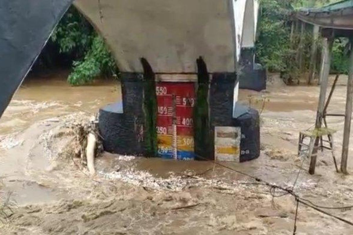 Tinggi muka air di Pos Pantau Sungai Ciliwung Jembatan Panus, Kota Depok, Minggu (7/2/2021)