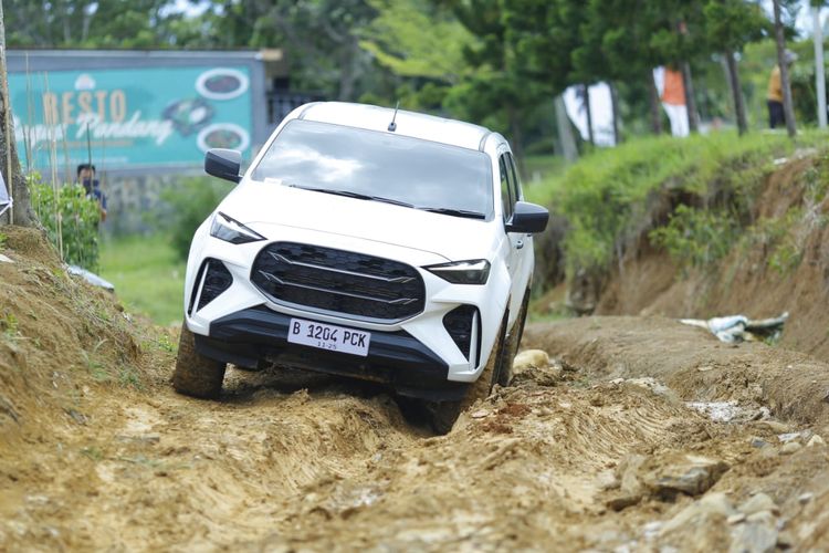 Uji ketangguhan Isuzu mu-X 4x4