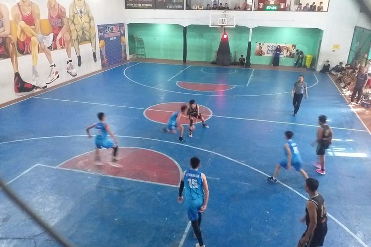 Tim U-14 Putra Patriot Beezers (hitam) saat menghadapi tim Elfas pada Perbasi Cup Usia Dini Kabupaten Bandung 2023 di GOR Alhayu, Baleendah, Kabupaten Bandung, Minggu (21/5/2023)
