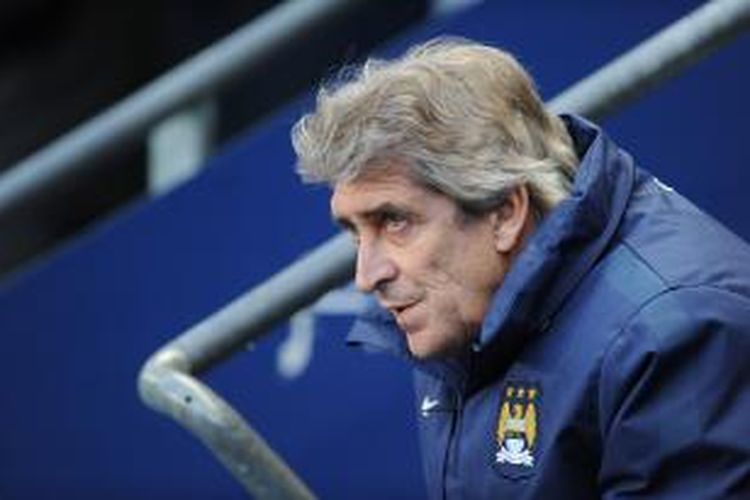 Manajer Manchester City Manuel Pellegrini menyaksikan pertandingan Premier League antara anak didiknya dan Arsenal, di Etihad Stadium, Manchester, Minggu (18/1/2015), yang berakhir 2-0 untuk Arsenal.