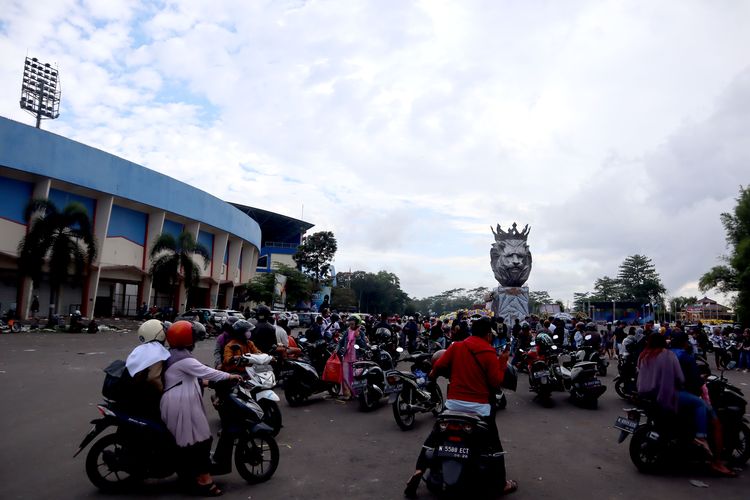Hari kedua kondisi halaman stadion pasca tragedi yang terjadi pada pekan ke-11 Liga 1 2022-2023 seusai pertandingan bertajuk Derbi Jawa Timur, Arema FC melawan Persebaya Surabaya di Stadion Kanjuruhan Kepanjen, Kabupaten Malang, Senin (3/10/2022) siang.