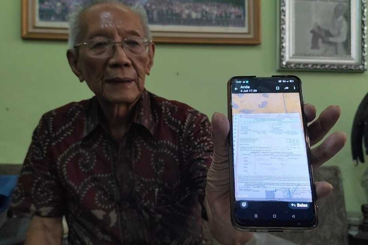 Darma Suryapranata warga Kota Cirebon menunjukan PBB tahun 2024 saat ditemui Kompas.com di rumahnya pada Kamis (14/8/2025) siang