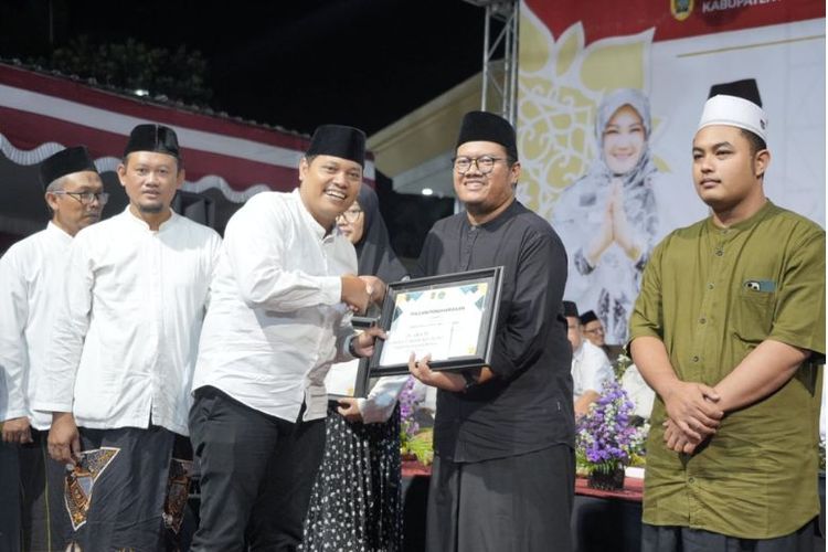 Sekda Klaten juga menyerahkan penghargaan kepada pemenang lomba ?Gema Takbir Idul Adha?. 