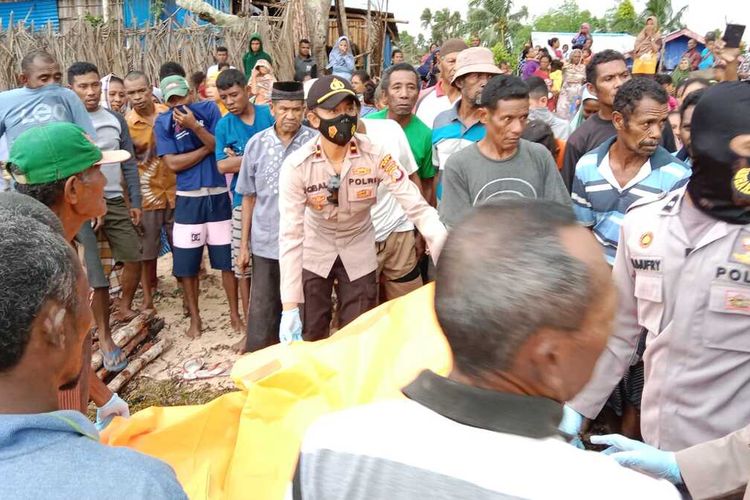 Penumpang speedboat yang hilang di peraiaran Tanjun g Inni, Kecamatan Kilmuri, Kabupaten Seram Bagian Timur, Maluku lima hari lalu ditemukan tewas terdampar di pesisir pantai desa Kwamor, Selasa (26/7/2022)