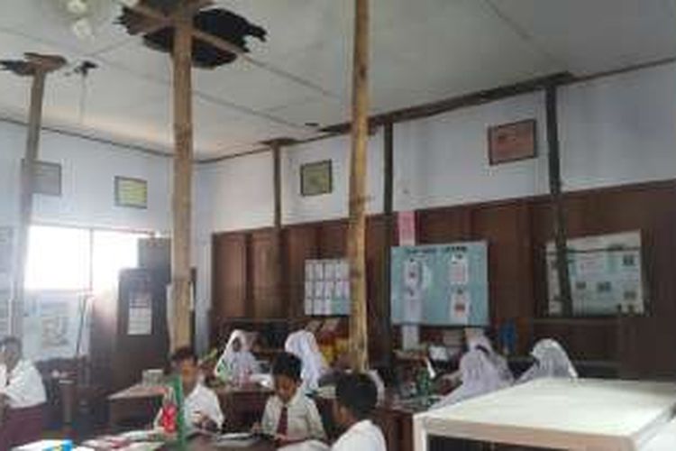 Foto : Ditopang bambu --Siswa-siswa SDN I Ngasinan, Kecamatan Jetis, Kabupaten Ponorogo tetap masuk kelas kendati rangka atapnya  harus ditopang bambu karena patah, Selasa (22/11/2016).