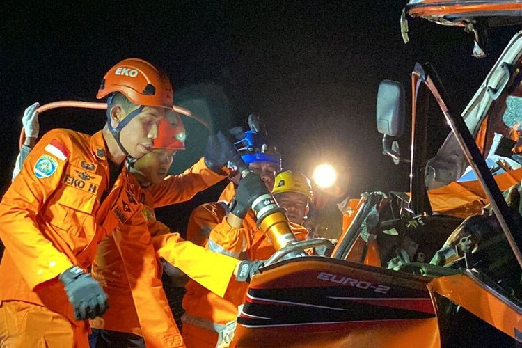 Tim rescue dari unit siaga Kulon Progo dan Yogyakarta menggunakan peralatan ekstraksi mengevakuasi korban terjepit bodi kendaraan, akibat minibus Isuzu Elf menabrak dump truk Hino di Jalan Sogan - Karangwuni, Pedukuhan V Karangrejo, Kalurahan Karangwuni, Kapanewon Wates, Kabupaten Kulon Progo, Daerah Istimewa Yogyakarta, Kamis (29/11/2023) sekitar pukul 23.05 WIB.