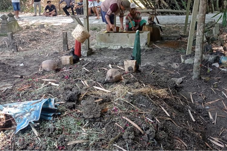 Dua korban kecelakaan tabrakan truk tangki dengan sepeda motor di Jalan Raya Bojonegoro-Ngawi, tepatnya di Desa Sumberejo, Kecamatan Margomulyo, Kabupaten Bojonegoro, dimakamkan terpisah.