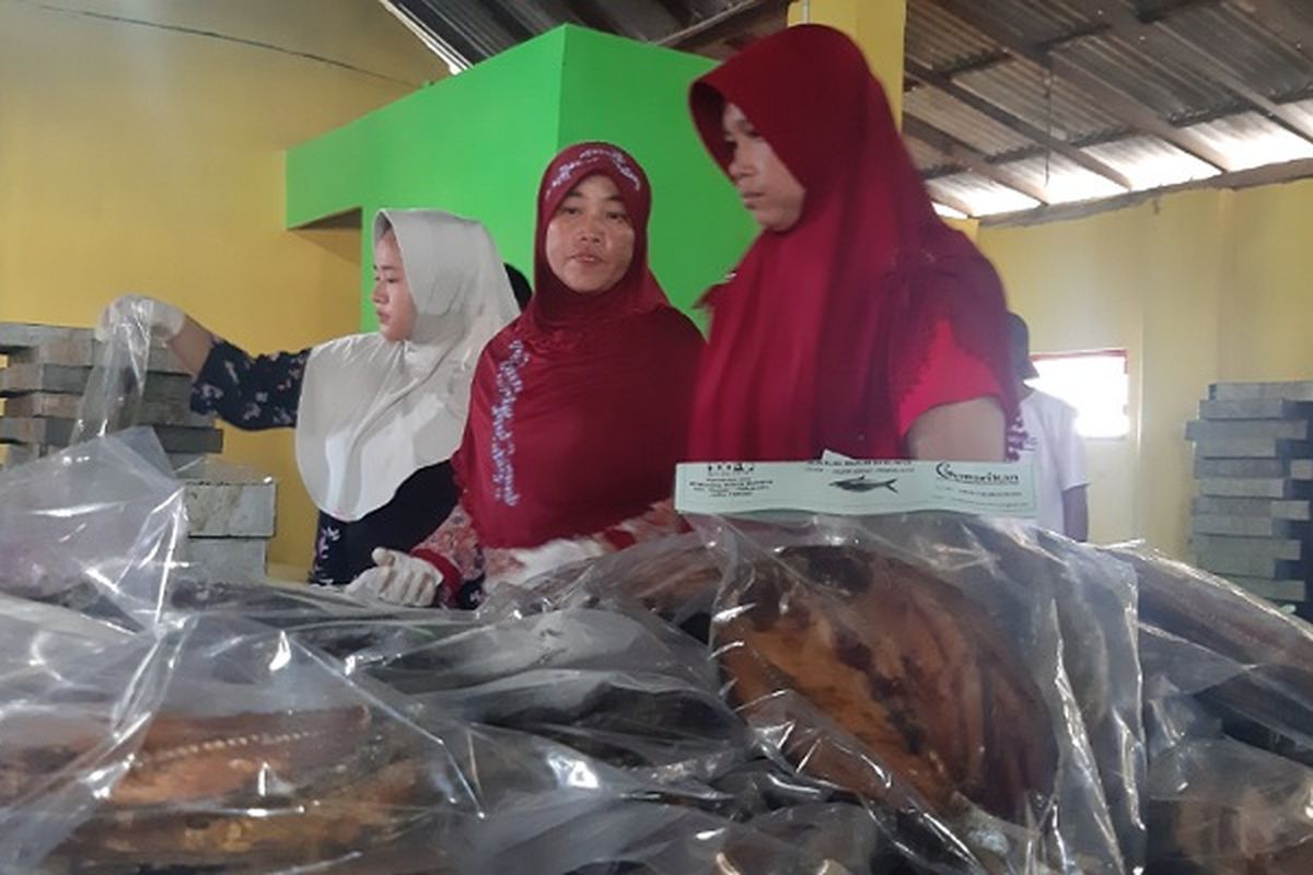 Pekerja di Bumdes Rukun Makmur Desa Blendun, Ulujami, Kabupaten Pemalang Jawa Tengah melakukan pengemasan salai bandeng.