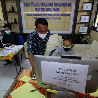 Petugas mendampingi warga yang melakukan pendaftaran calon peserta Kartu Prakerja di LTSA-UPT P2TK di Surabaya, Jawa Timur, Senin (13/4/2020). Pemprov Jawa Timur membuka 56 posko yang tersebar di 38 kabupaten/kota di Jawa Timur untuk memberikan pelayanan dan pendampingan kepada masyarakat yang terdampak COVID-19 dalam mendaftar program Kartu Prakerja. ANTARA FOTO/Moch Asim/wsj.