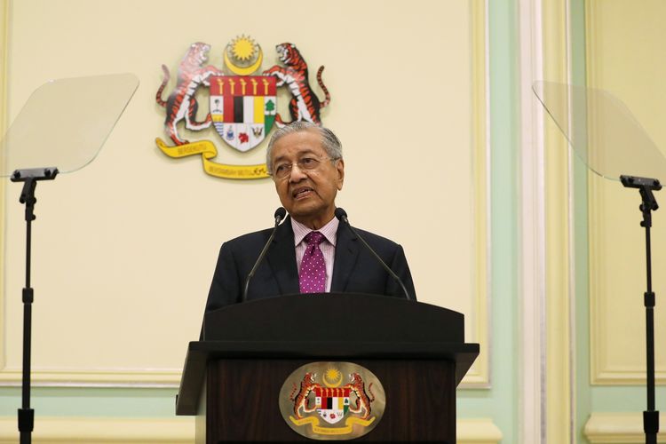 Perdana Menteri Sementara Malaysia, Mahathir Mohamad, saat berbicara di konferensi pers di Putrajaya, Kamis (27/2/2020).