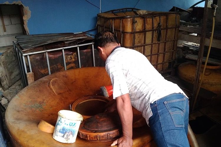 Puluhan warga Kelurahan Lipu, Kecamatan Betoambari, Kota Baubau, Sulawesi Tenggara menggerebek empat lokasi yang menjadi gudang tempat penimbunan bahan bakar minyak (bbm) ilegal, Sabtu (25/1/2025) siang.