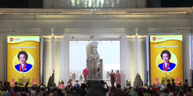 Penganugerahan titel Ikon Pelestari Kebaya kepada Ibu Negara ketiga Republik Indonesia Hasri Ainun Besari dalam acara Kebaya Bercerita yang digelar di Taman Arca, Museum Nasional Indonesia, Jakarta Pusat, Rabu (13/8/2025).