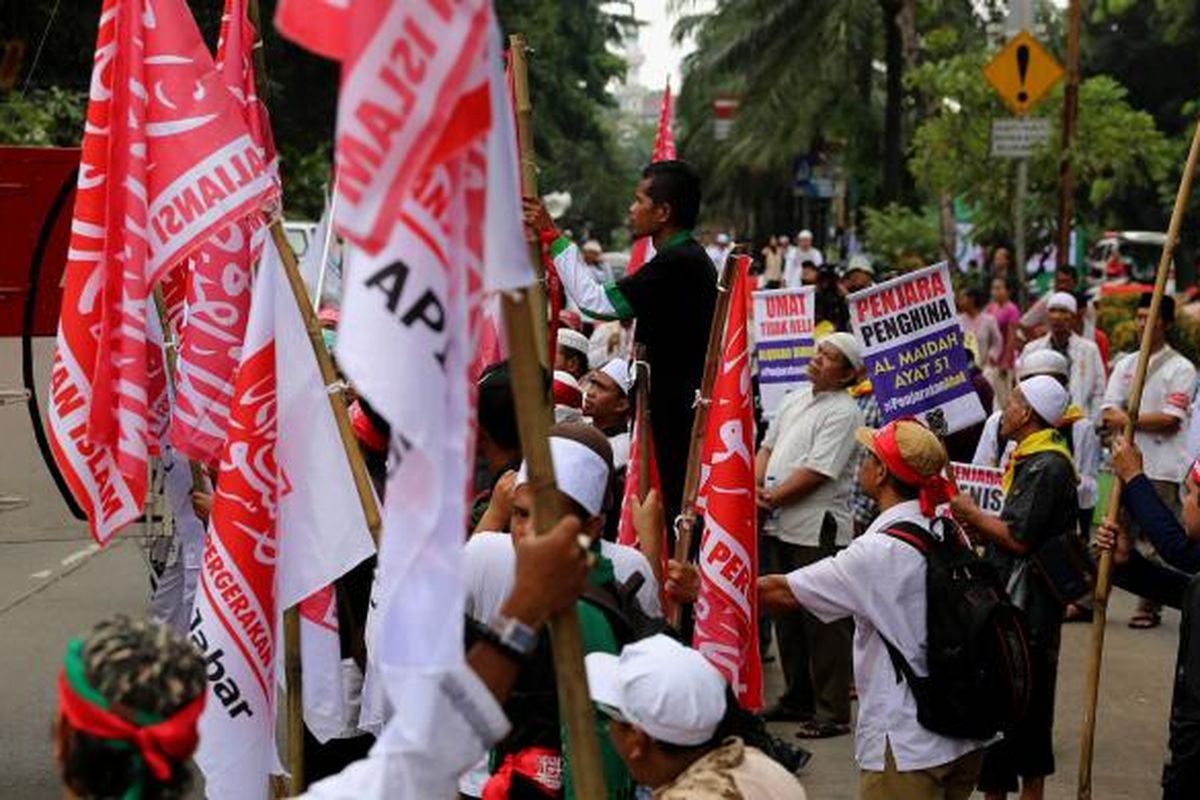 Massa melakukan unjuk rasa menuntut Basuki Tjahaja Purnama dipenjara di depan Kementrian Pertanian, Jakarta Selatan, Selasa (31/1/2017). Gubernur non-aktif DKI Jakarta Basuki Tjahaja Purnama akhirnya menjalani sidang sebagai terdakwa kasus dugaan penodaan agama.