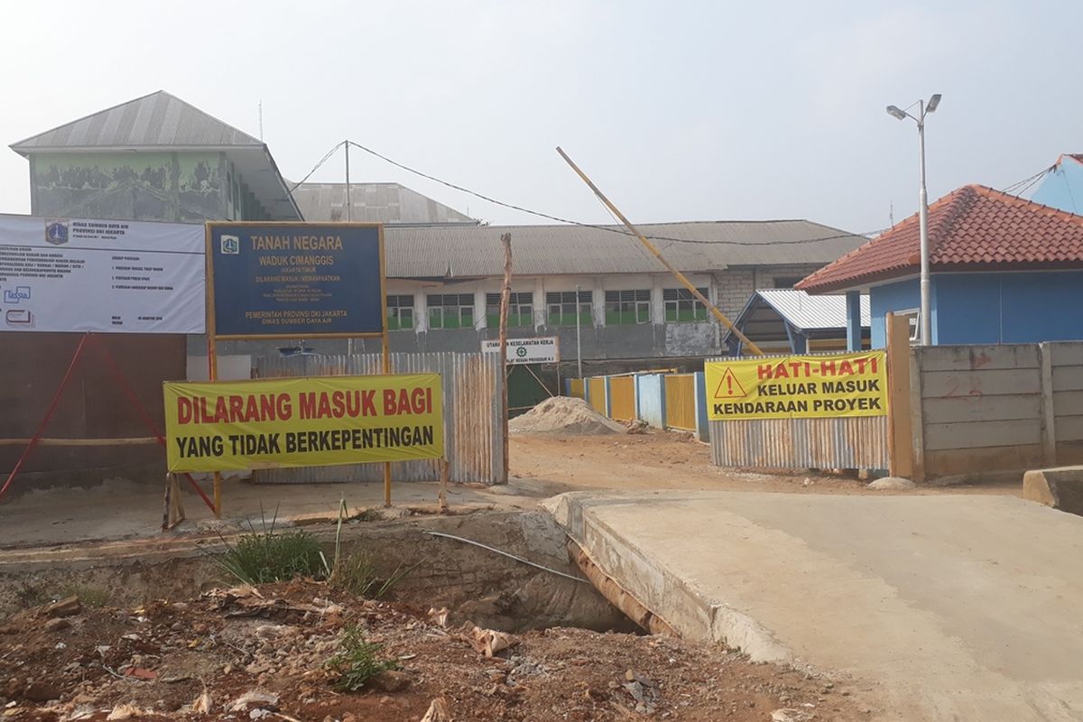 Lokasi Proyek Waduk Cimanggis, Kelurahan Cibubur, Kecamatan Ciracas, Jakarta Timur, Selasa (17/9/2019).