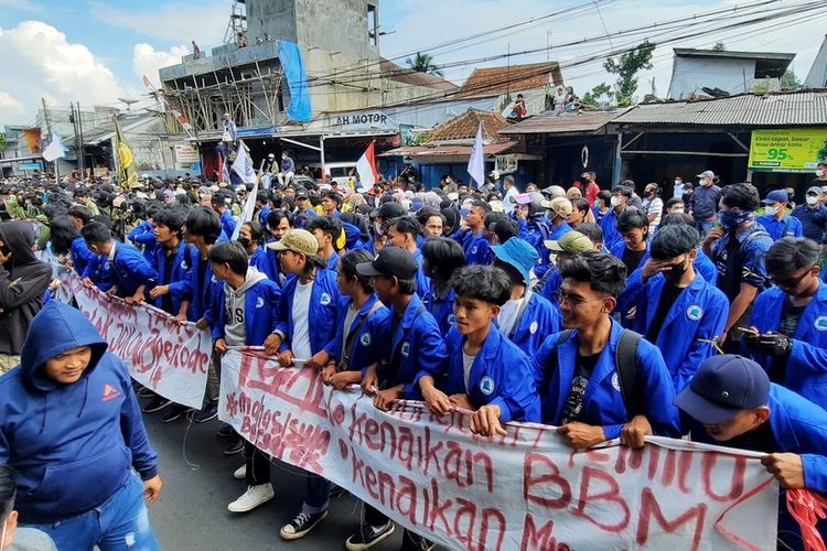 Ribuan mahasiswa Tasikmalaya berunjukrasa secara serentak 11 April 2022 menentang kenaikan harga BBM, Minyak Goreng dan wacana Presiden 3 periode di Gedung DPRD Kota Tasikmalaya, Jawa Barat, Senin (11/4/2022) sore.