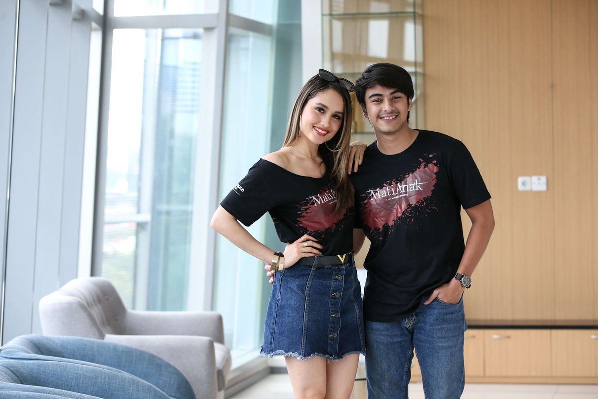 Artis Peran Cinta Laura dan Irsyadillah berpose saat promo Film Mati Anak di Kantor Redaksi Kompas.com di Menara Kompas, Jakarta, Kamis (14/3/2019). Film horor besutan sutradara Derby Romero ini akan tayang di biskop mulai 28 Maret 2019.