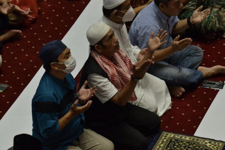 Para jemaah berdoa setelah melaksanakan Shalat Jumat di Masjid Istiqlal, Jakarta Pusat.