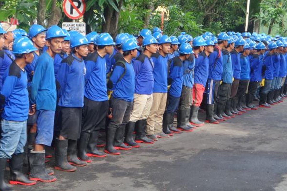 Sebanyak 250 petugas dari Dinas Tata Air dan PPSU diterjunkan untuk atasi genangan air yang kerap melanda kawasan Dharmawangsa, Jakarta Selatan, Minggu (18/12/2016)