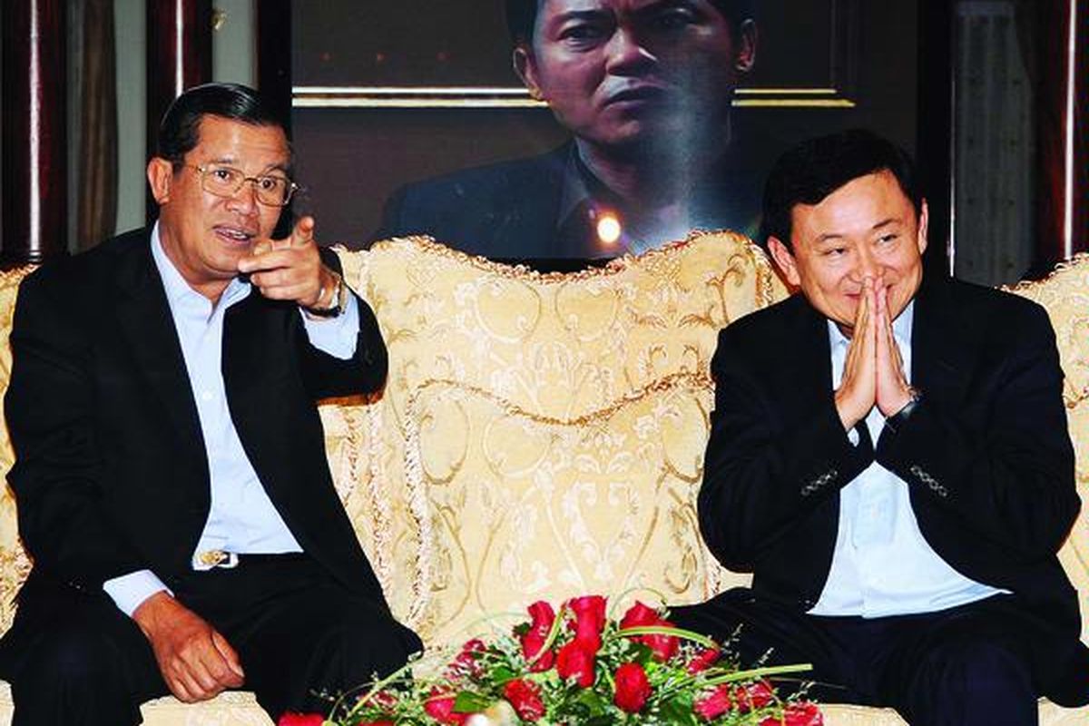 Mantan Perdana Menteri (PM) Thailand Thaksin Shinawatra (kanan) duduk bersama PM Kamboja Hun Sen (kiri) di rumah yang disiapkan Hun Sen untuk Thaksin di Pnom Penh, Selasa (10/11). Thaksin tiba di Kamboja hari Selasa guna memulai pekerjaannya sebagai penasihat ekonomi Kamboja.