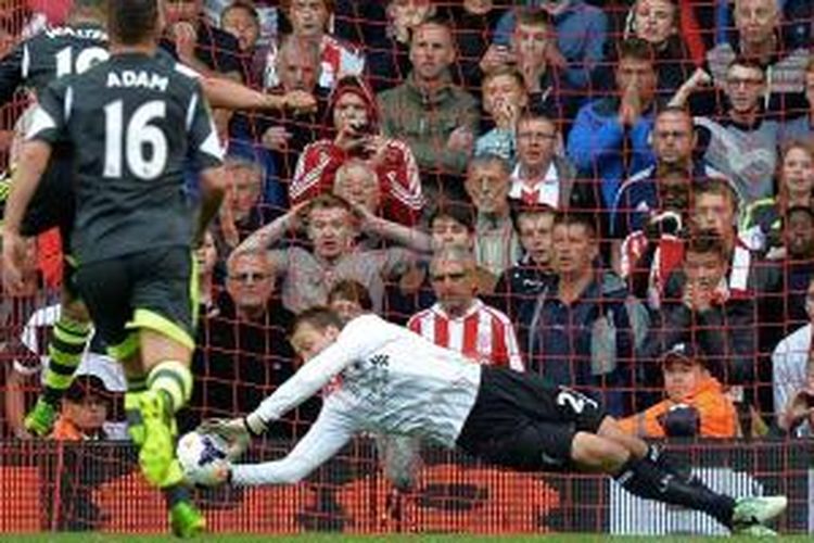 Penjaga gawang Liverpool asal Belgia, Simon Mignolet, melakukan penyelamatan untuk menggagalkan tendangan penalti pemain Stoke City, Jon Walters (kiri), pada pekan pertama Premier League, Sabtu (17/8/2013). Liverpool menang 1-0.